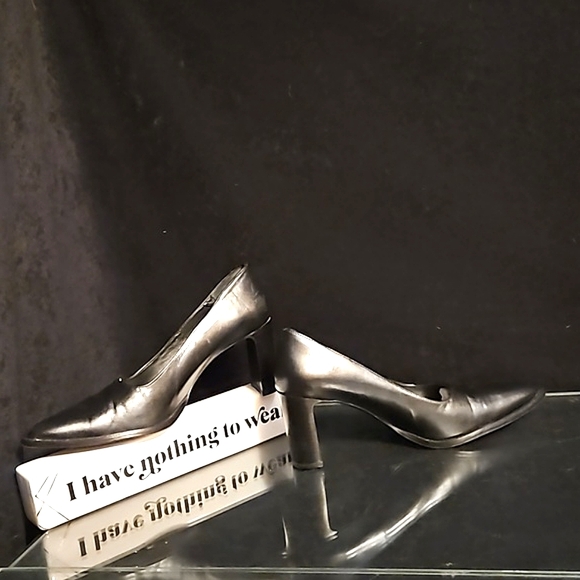 BCBG MaxAzria Classic leather pump - Picture 2 of 10